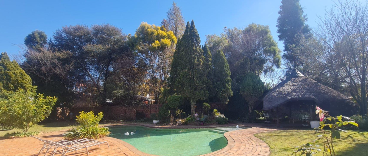 Spacious three bedroom Family Home with Pool and Lapa.