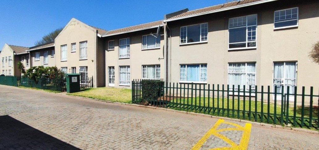 Three bedroom unit for sale in Spartacus.