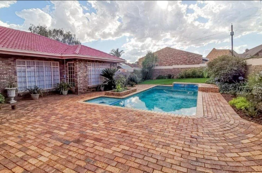 Spacious 4-Bedroom Family Home in Quiet Cul-de-Sac β Pool, Solar & Fibre Ready!
